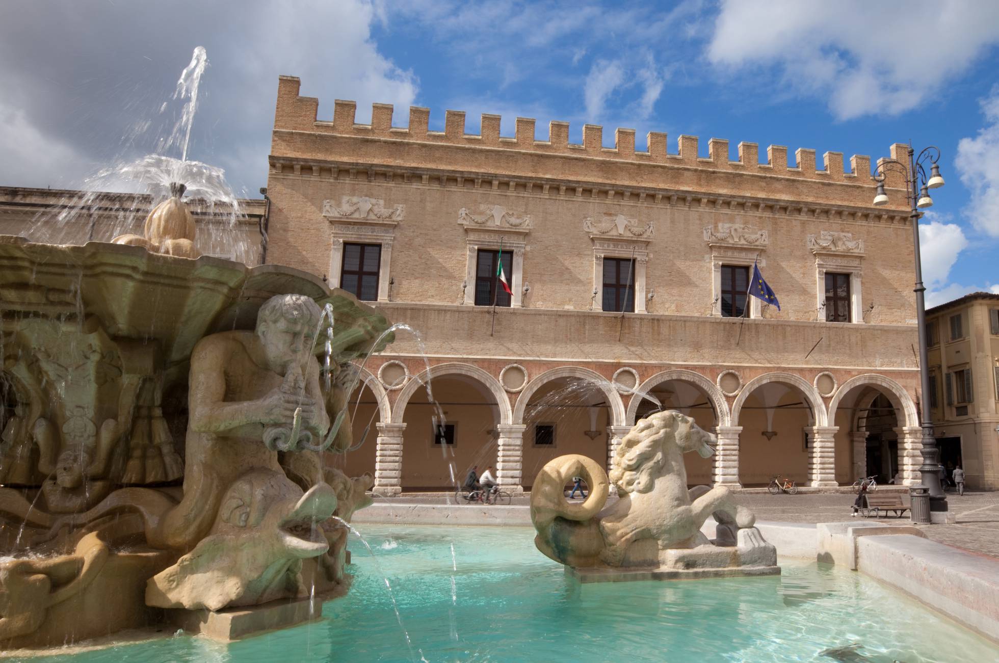 Fontaine de la Piazza del Popolo à Pesaro, capitale de la province d'Urbino.