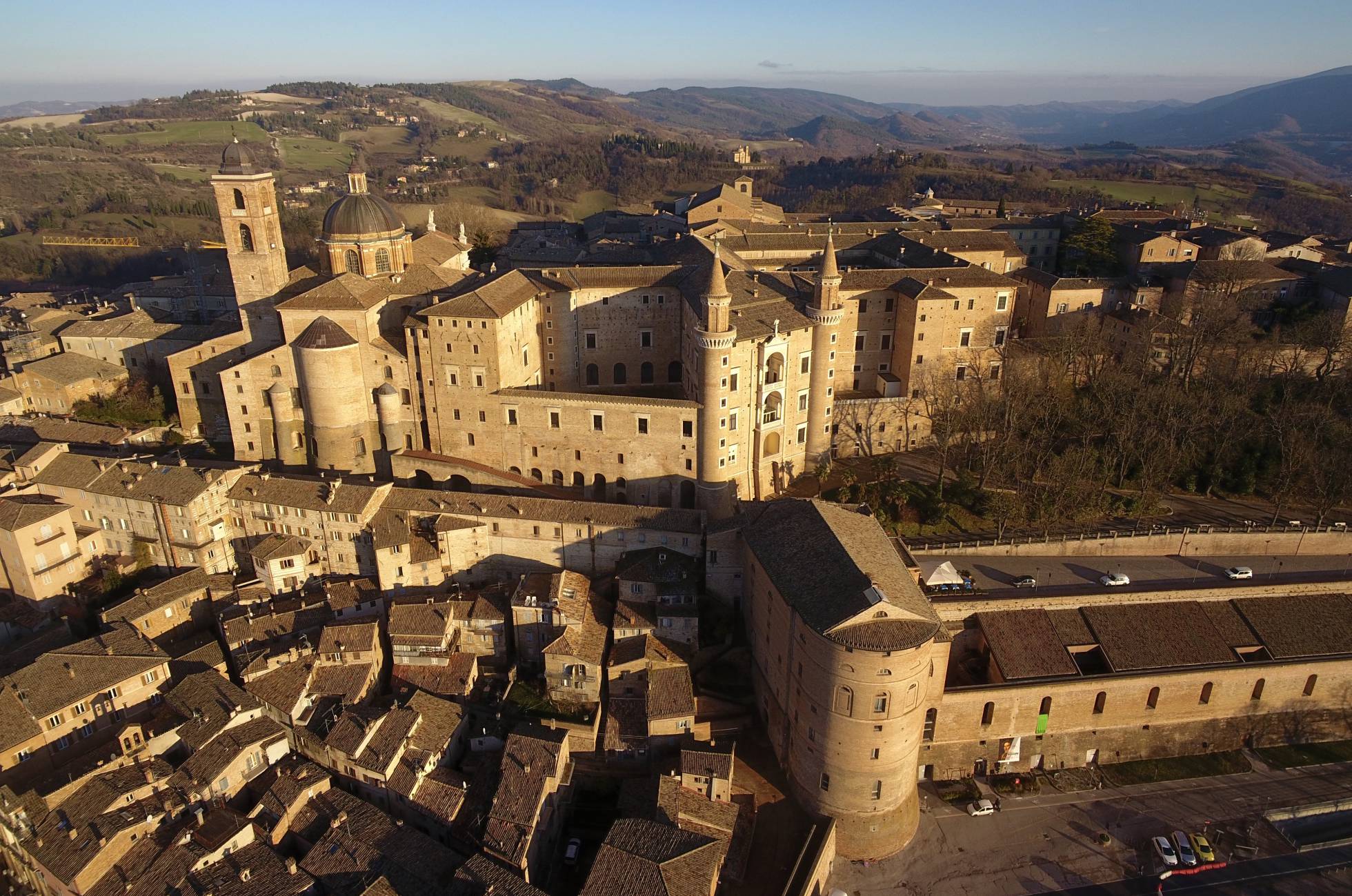 La ville d'Urbino a trouvé en le duc Frédéric de Montefeltro un mécène infatigable de l'architecture et de la peinture.