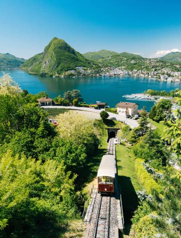 Funicular con el lago de Lugano y el monte Sant Salvatore al fondo.