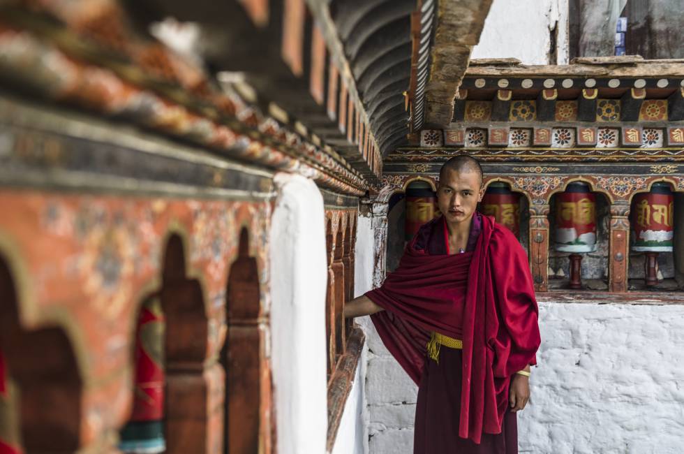 Un monje en Kyichu Lhakhang, uno de los monasterios más antiguos de Bután, en el valle de Paro.