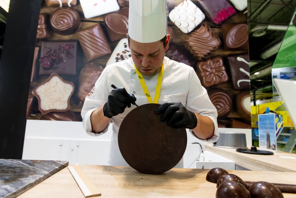 Un orfebre del chocolate belga prepara la base sobre la que se sostendrá la maqueta del Atomium de Bruselas.