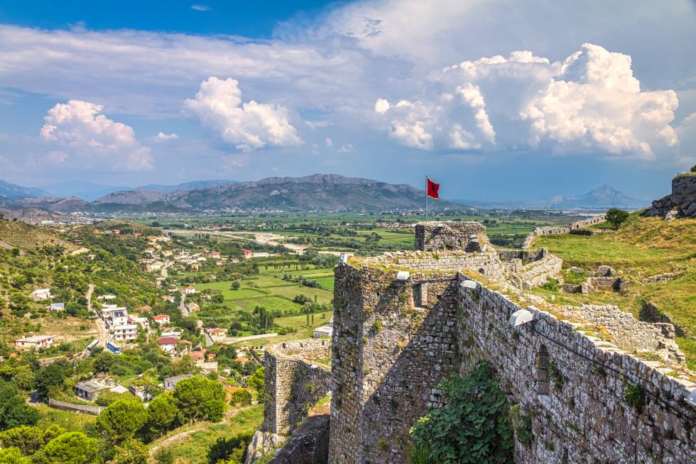 Vista de los alrededores de la ciudad albana de Shkodër, con las montañas al fondo, desde el castillo de Rozafa.