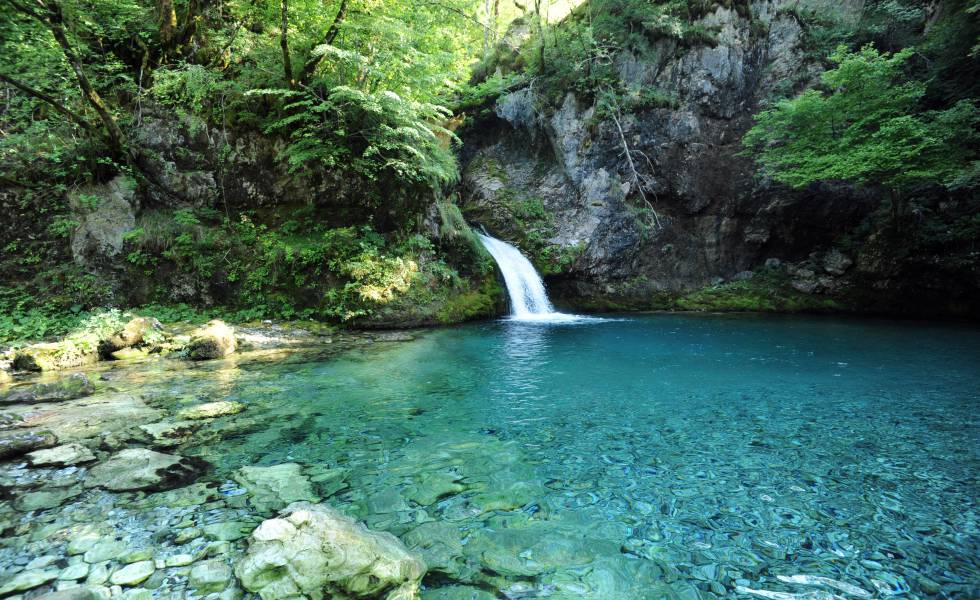 Cascada en el Ojo Azul, cerca de Ksamil (Albania).