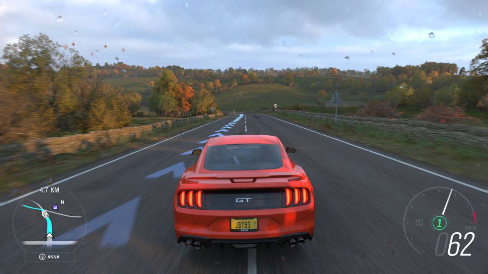 Captura de juego de 'Forza Horizon 4', en una carretera de la campiña inglesa.
