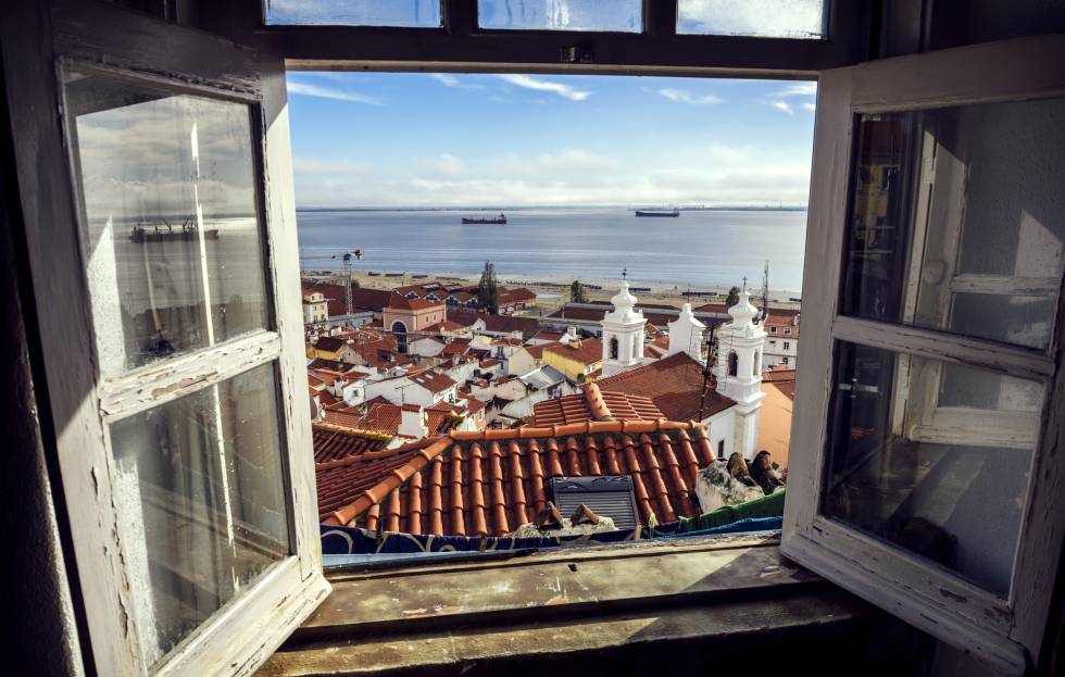 Vista del Tajo desde el barrio de Alfama (Lisboa).