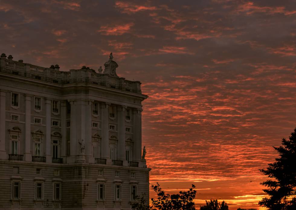 El Palacio Real de Madrid bañado por la luz anaranjada de la tarde.