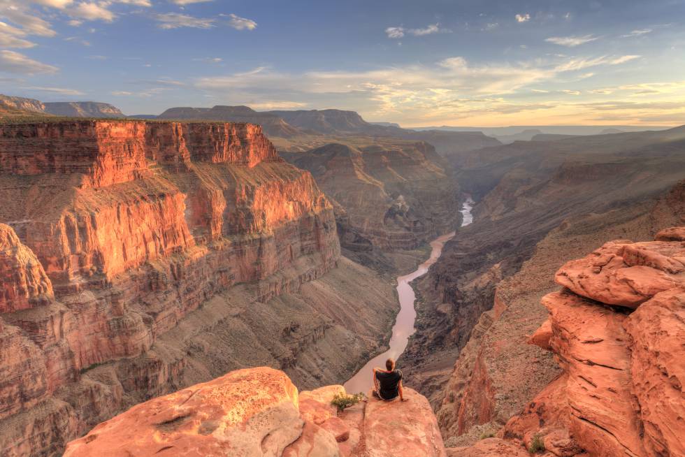 Un hombre contempla la inmensidad del Gran Cañón del Colorado, en Arizona (EE UU).
