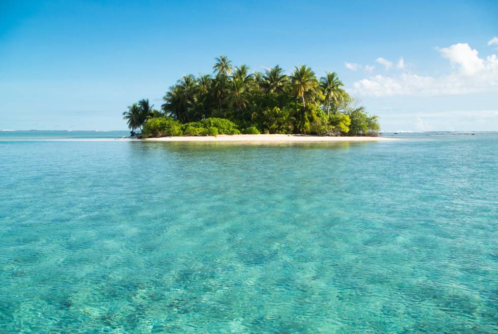 Un 'motus' (islote) deshabitado en Kapingamarangi, fotografiado por Paco Nadal durante su viaje a este atolón aislado de la Micronesia.