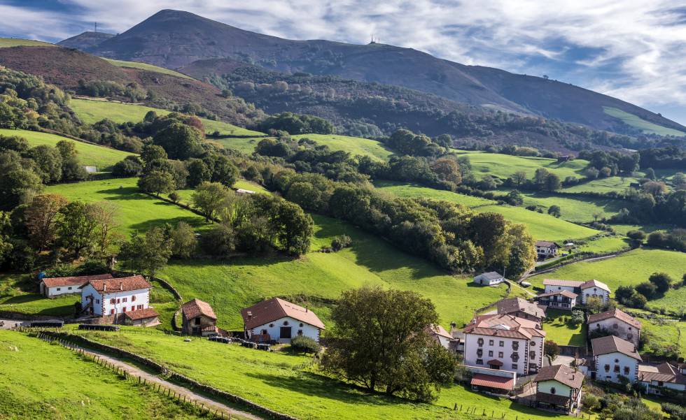 Granjas en torno al pueblo de Amaiur, en el valle de Baztan (Navarra).