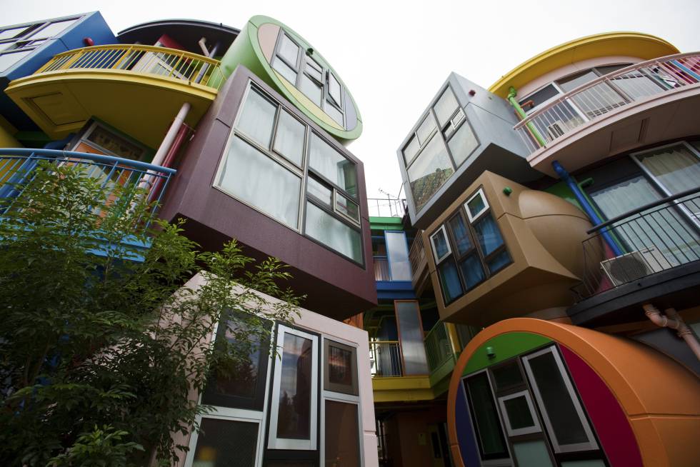Un colorido bloque de apartamentos proyectado por el arquitecto Shusaku Arakawa en el barrio tokiota de Mitaka.