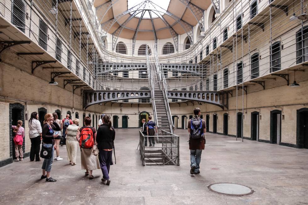 Un grupo de turistas visita el ala este de Kilmainham Gaol, una cárcel histórica de Dublin, en Irlanda.