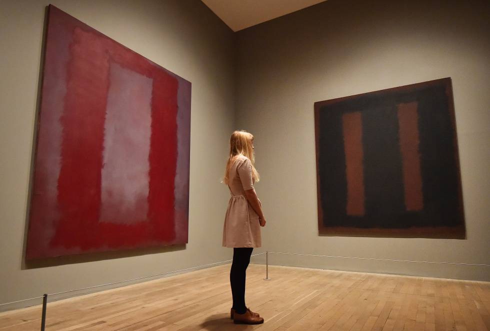 Una mujer observa las pinturas de Mark Rothko en la Tate Modern de Londres.