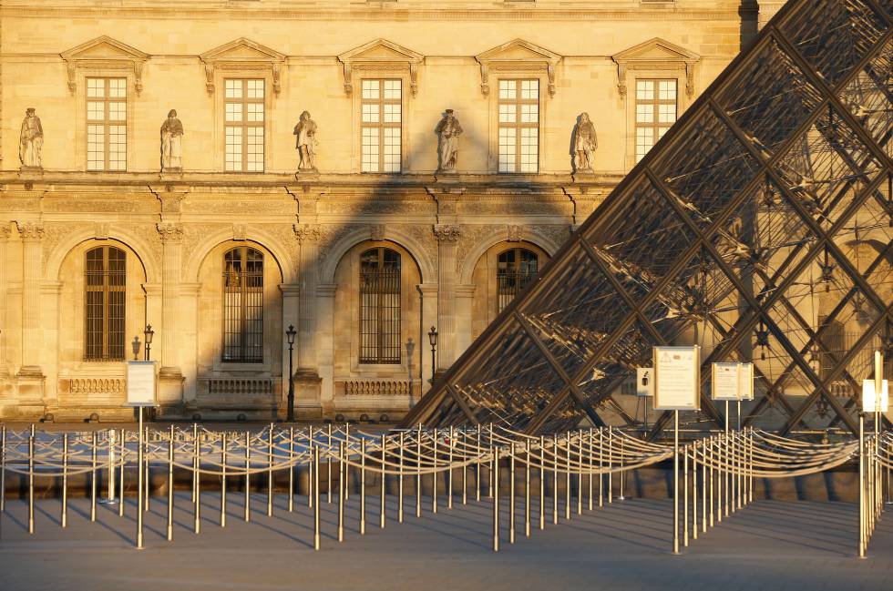 Entrada al museo del Louvre, en París, a principios de abril.