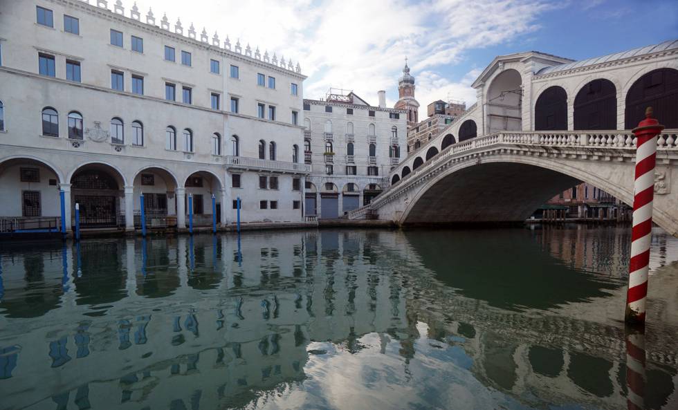 El puente Rialto, que cruza el Gran Canal de Venecia, sin transeúntes, el pasado 13 de mayo.