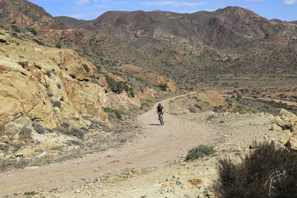 Un ciclista recorre una pista de tierra en el parque nacional de Cabo de Gata-Níjar (Almería).