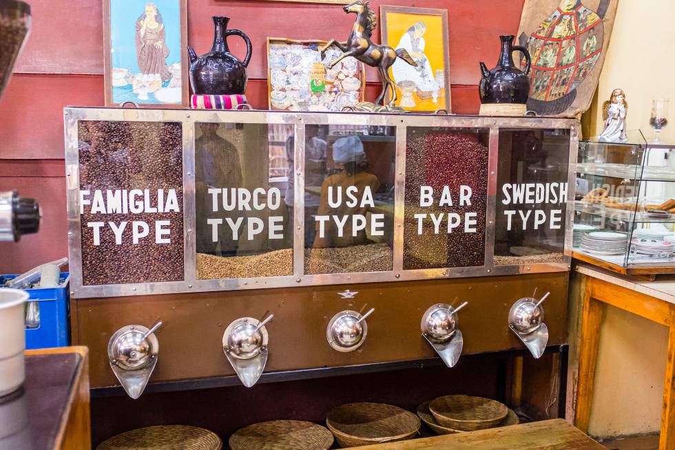 Variedad de cafés en el Tomoca Coffee de Adis Abeba (Etiopía).