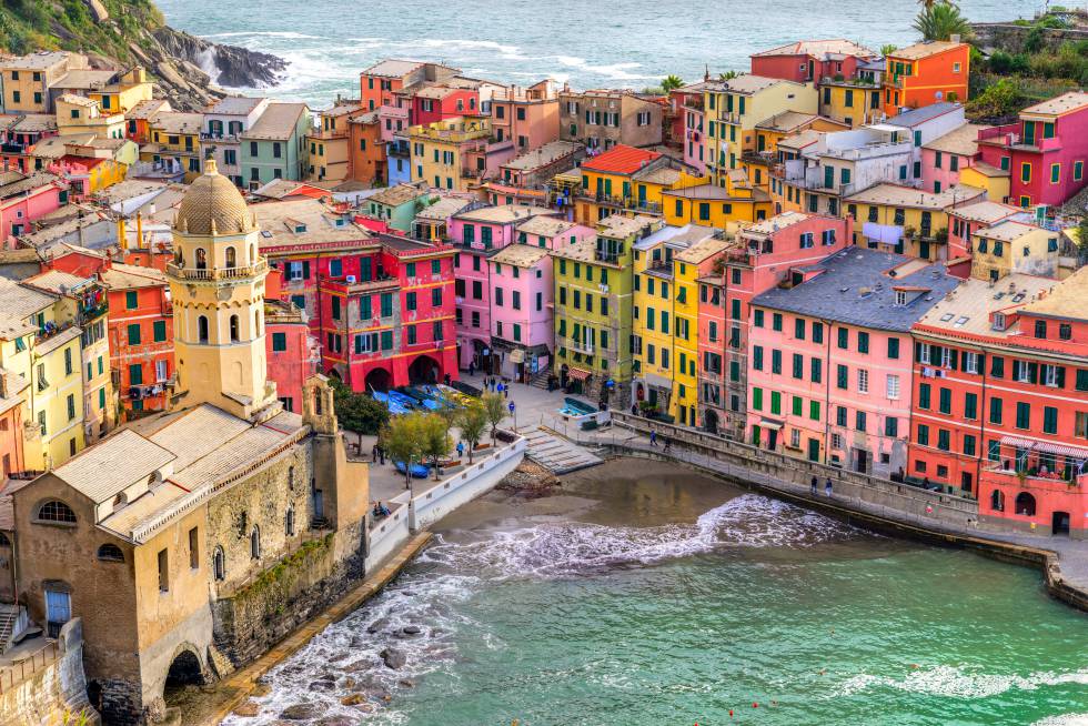 El pueblo pesquero de Vernazza, con sus casas de colores asomadas al Meditarráneo.