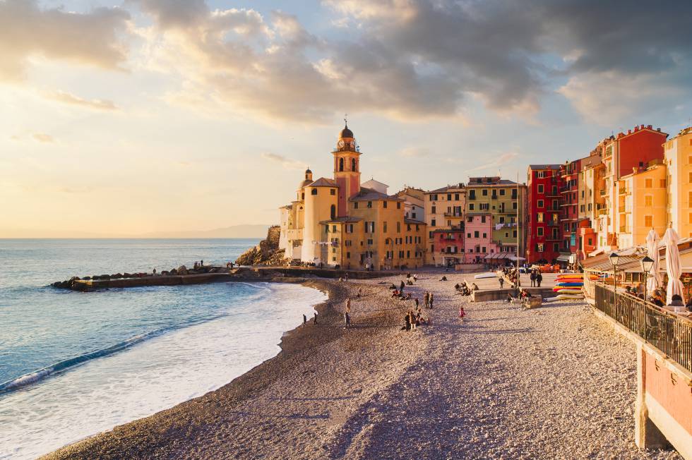 Atardecer en Camogli, en la costa de Liguria (Italia).