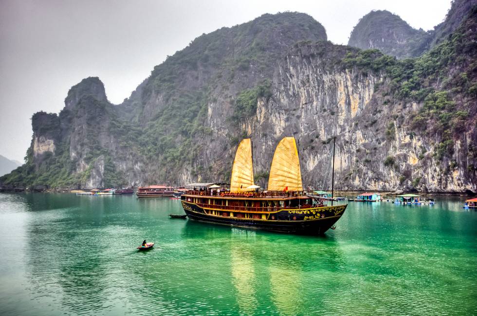 Un junco turístico navega por las aguas de la bahía de Halong, en Vietnam.