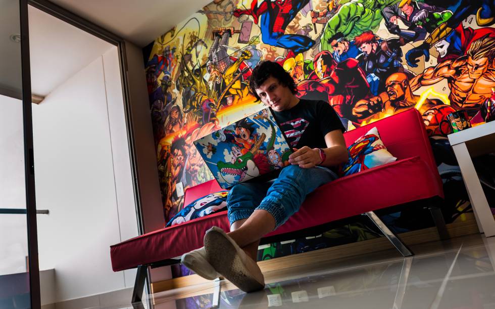 Un empresario colombiano del entretenimiento trabaja desde su estudio en Medellín.