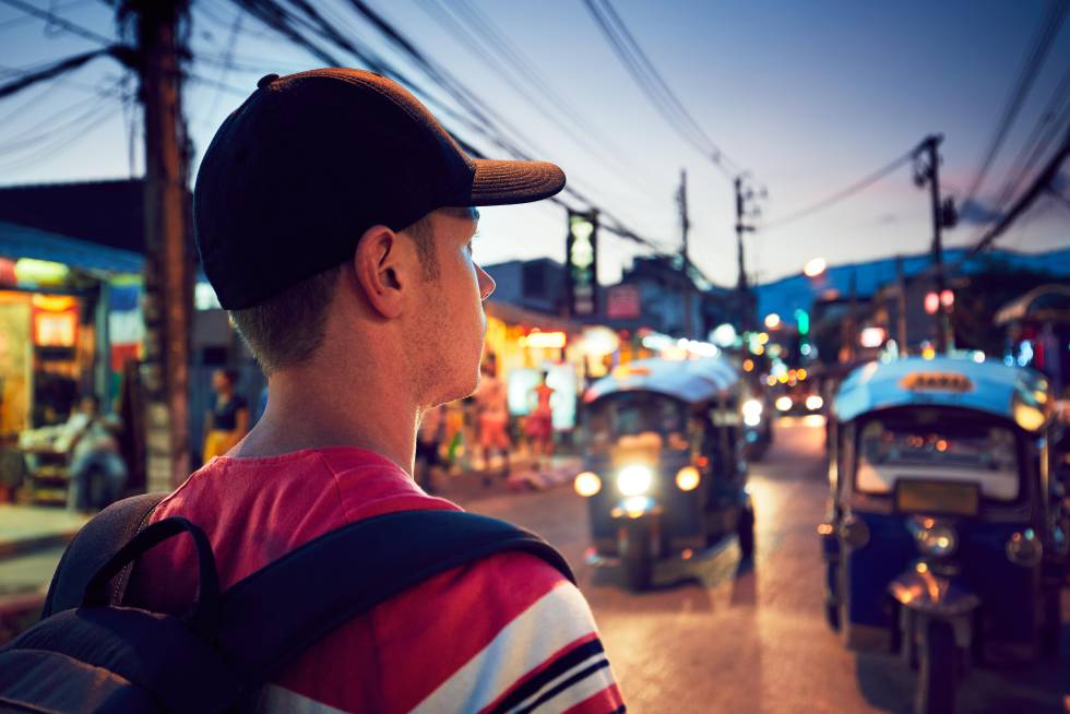 Un joven occidental, en una calle comercial de Chiang Mai (Tailandia).