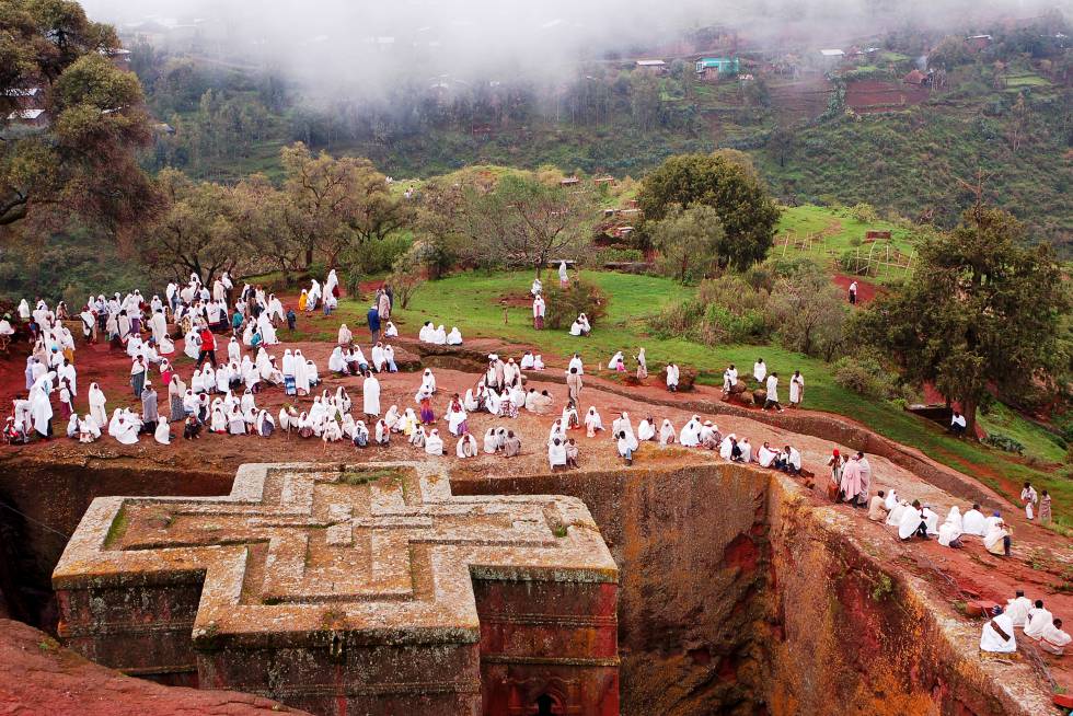 A igreja escavada na rocha de São Jorge em Lalibela, Etiópia.