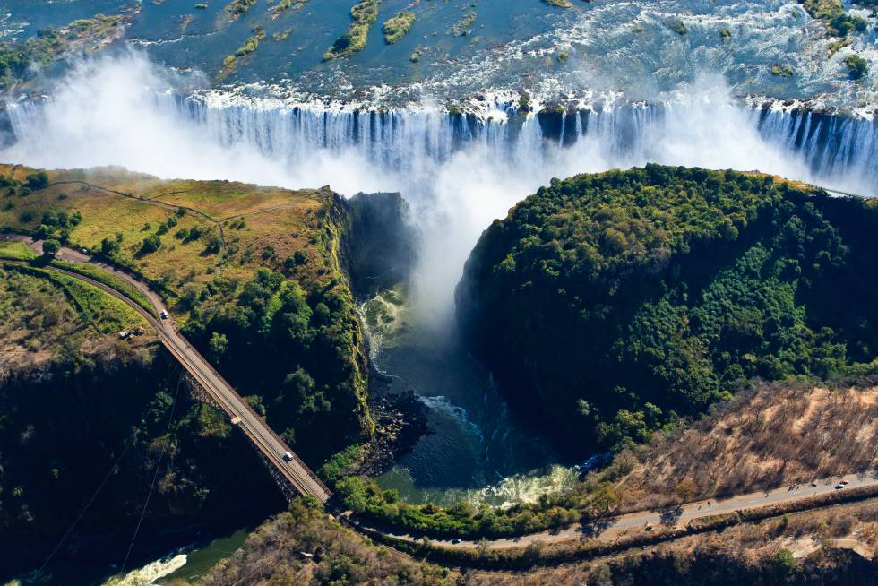 Vista aérea das Cataratas Vitória, na fronteira da Zâmbia e do Zimbábue.