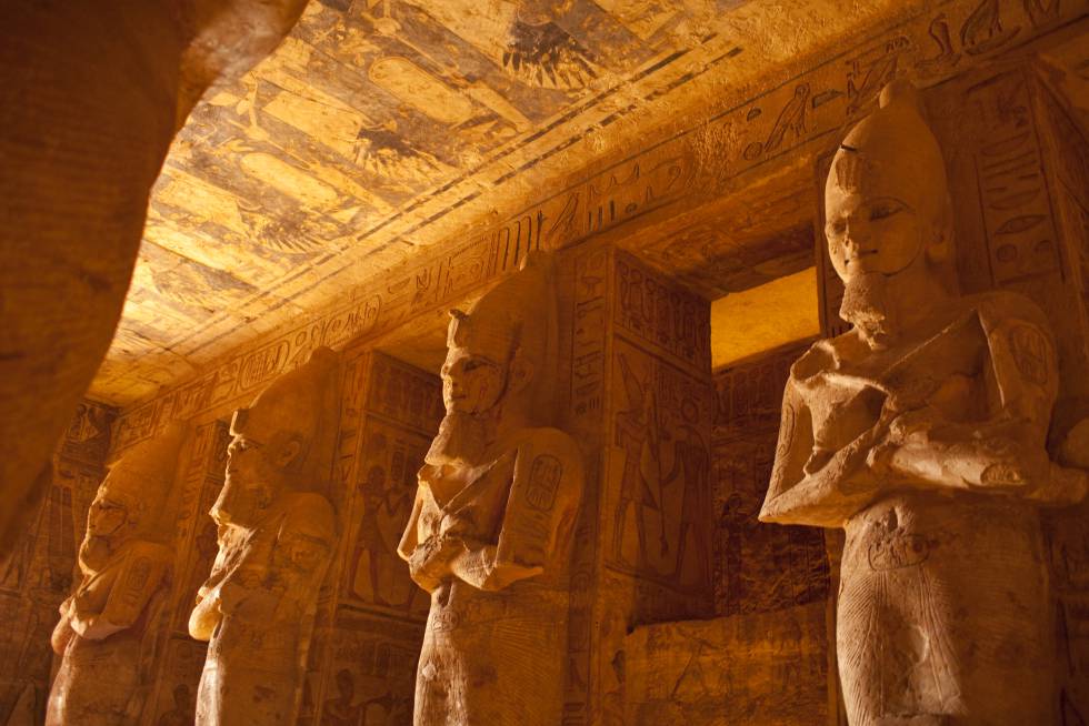 Interior do templo de Abu Simbel, no Egito.