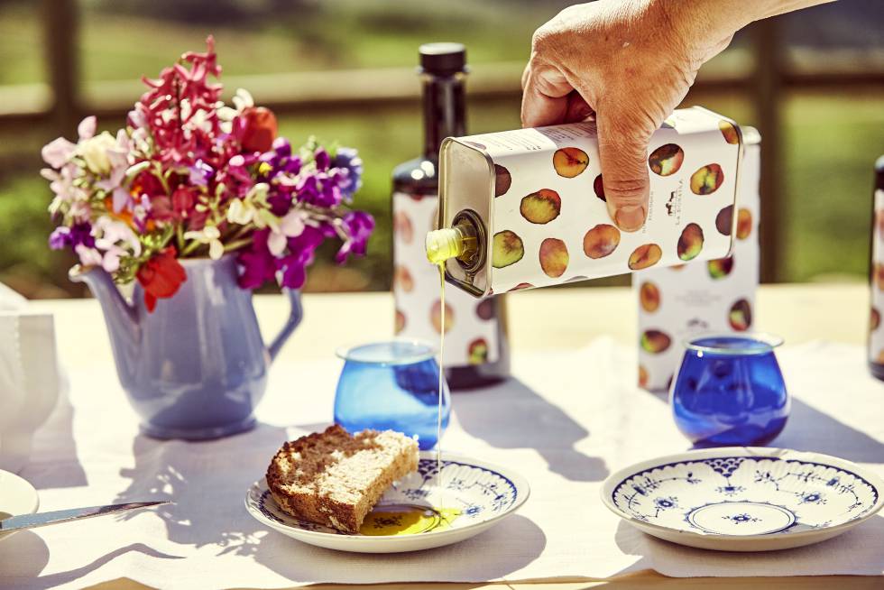 El almuerzo al aire libre en el cortijo biodinámico permite degustar los productos ecológicos que se elaboran en la finca.