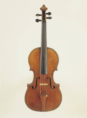 Uno de los violines decorados que son parte de los Stradivarius Palatinos e nel Palacio Real.