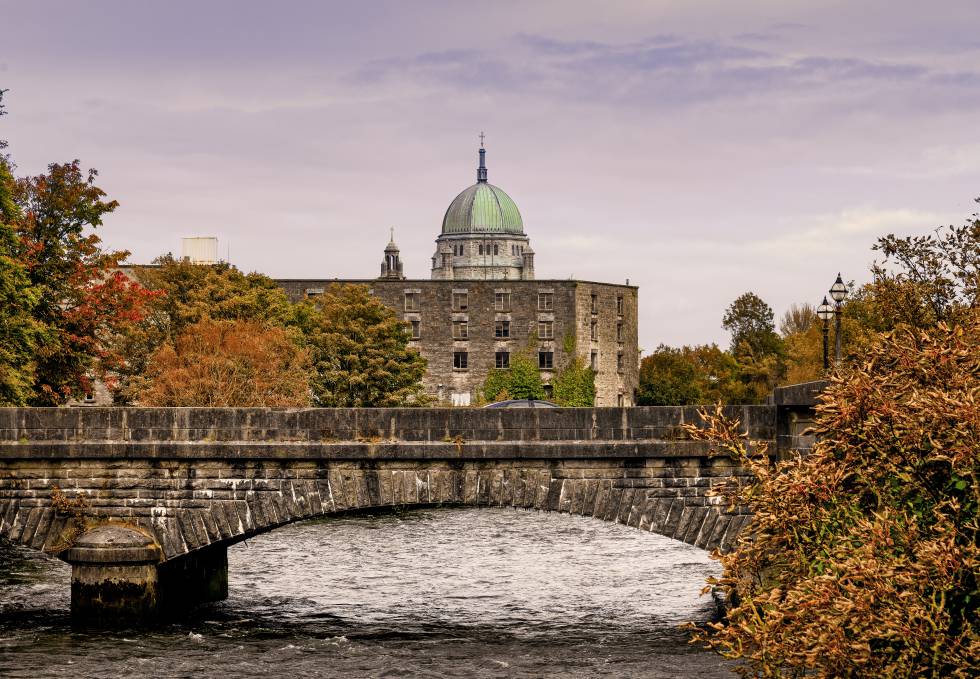 La catedral de Galway y el río Corrib, en primer plano.