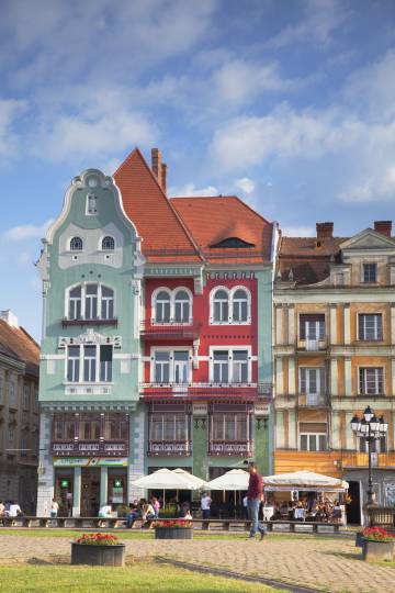 Coloridos edificios en Piata Unirii, en Timisoara, ciudad al oeste de Rumania.