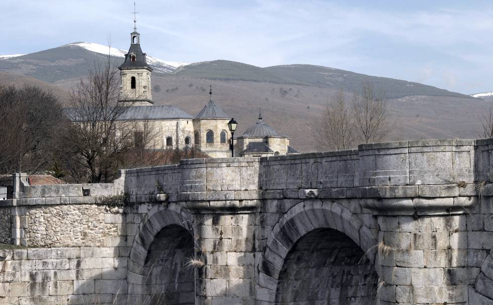 Exterior del monasterio de El Paular y, en primer término, el puente del Perdón, en Rascafría (Madrid).