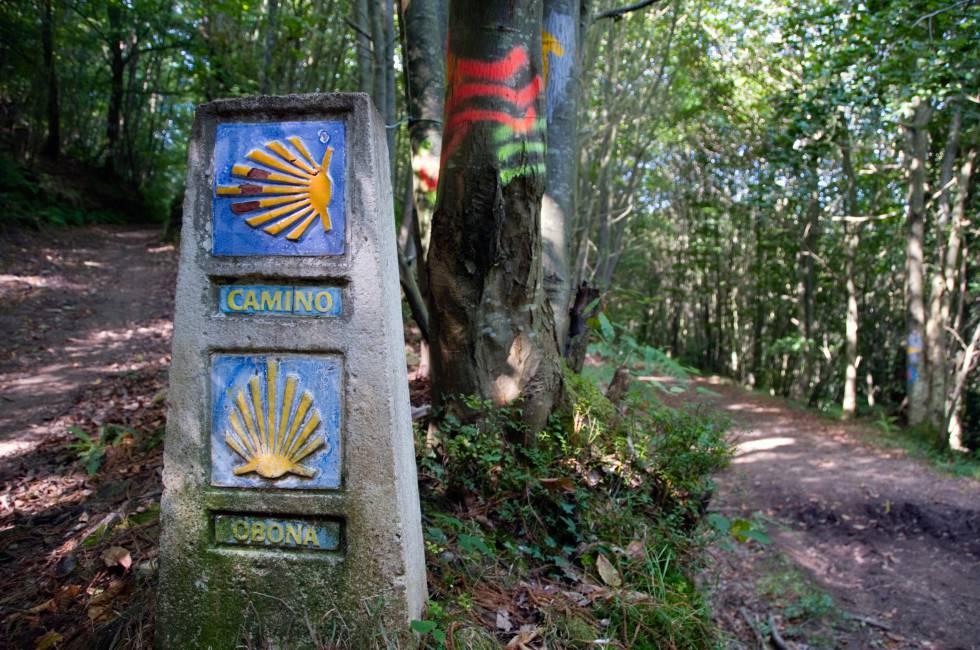 Unos paneles en piedra marcan la ruta del Camino Primitivo, cerca del Alto de Piedratecha, en Asturias.