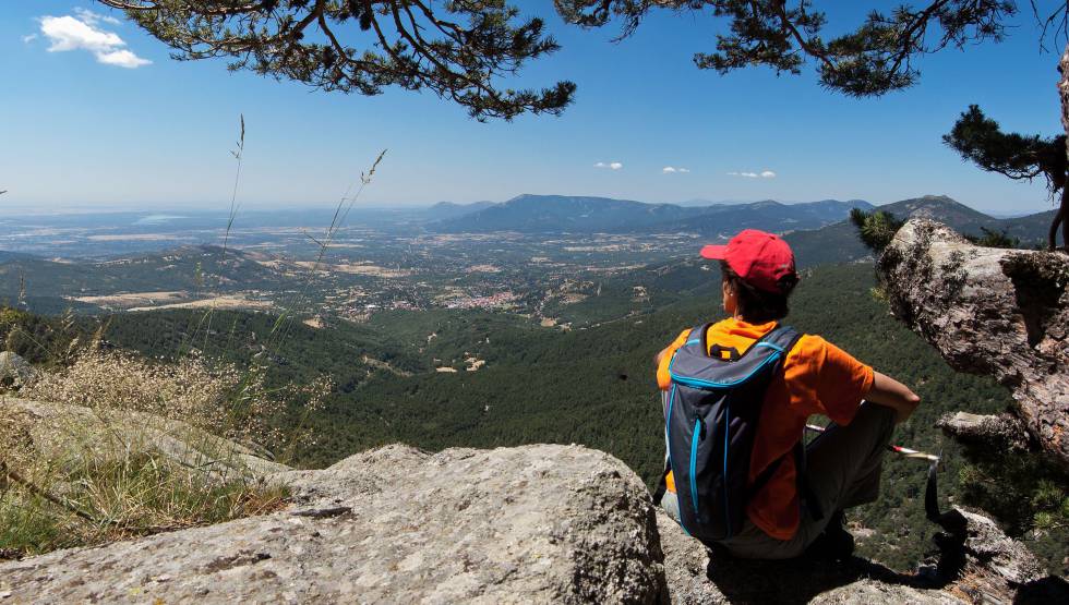 Una mujer contempla una impresionante panorámica de la sierra de Guadarrama, en un alto en el sendero Gr-10, a la altura de la localidad madrileña de Cercedilla.