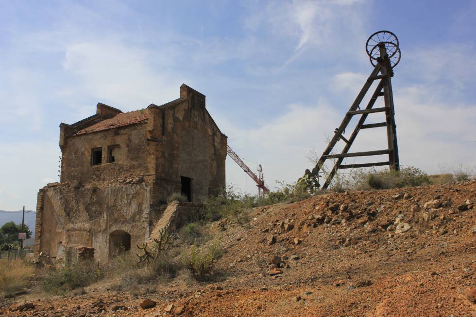 La antigua sala de máquinas y una de las cabezas de pozo en una mina abandonada cerca de La Unión, en Murcia.