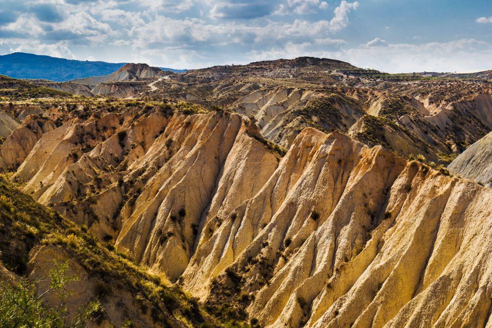 Rocas blanquecinas y aguas turquesas conforman el paisaje del barranco de Gebas, en el parque natural murciano de Sierra Espuña.