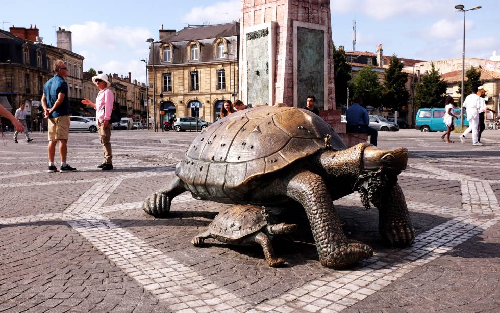 Escultura de Las Tortugas en la place de la Victoire, en Burdeos.