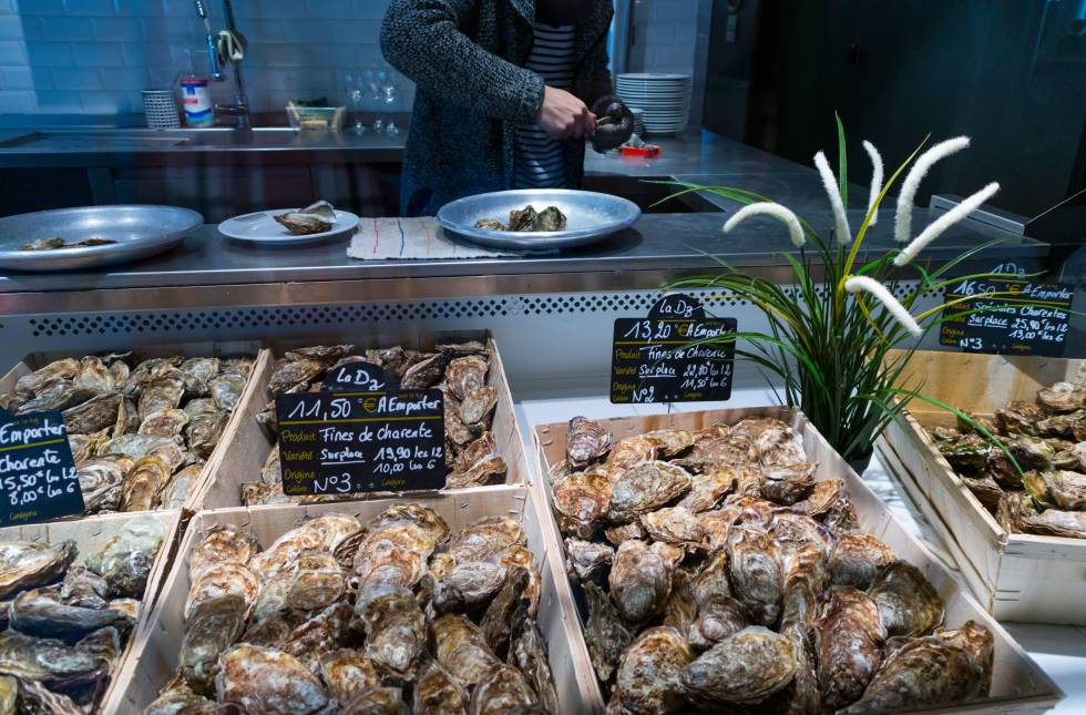 Un puesto del mercado de los muelles de Bacalan ofrece ostras a sus clientes.