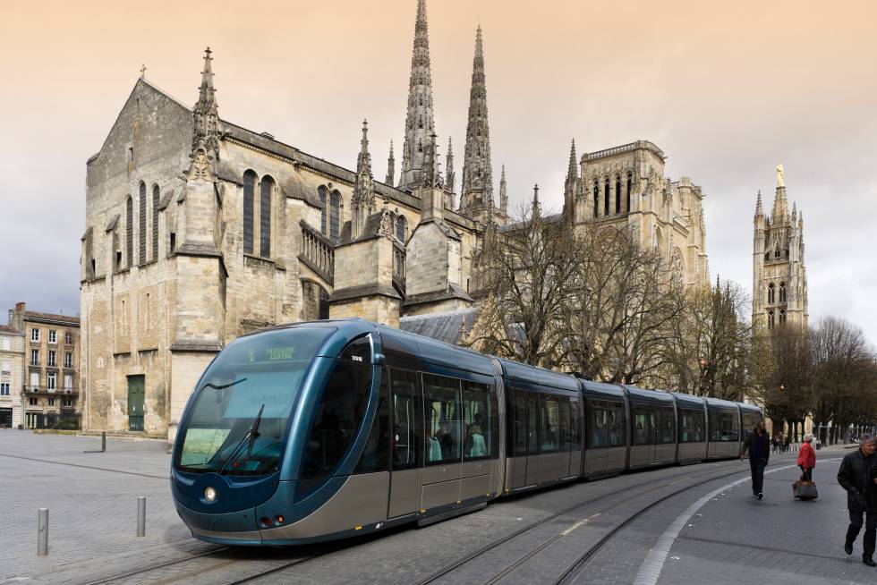 Un tranvía eléctrico pasa junto a la catedral de Saint-André, en Burdeos.