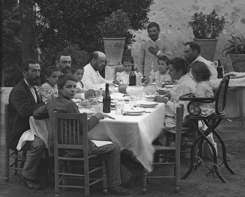 Foto de Pablo Picasso (en primer plano, sentado en la silla de madera) durante un almuerzo familiar en la bodega de Llanes, en 1896. 