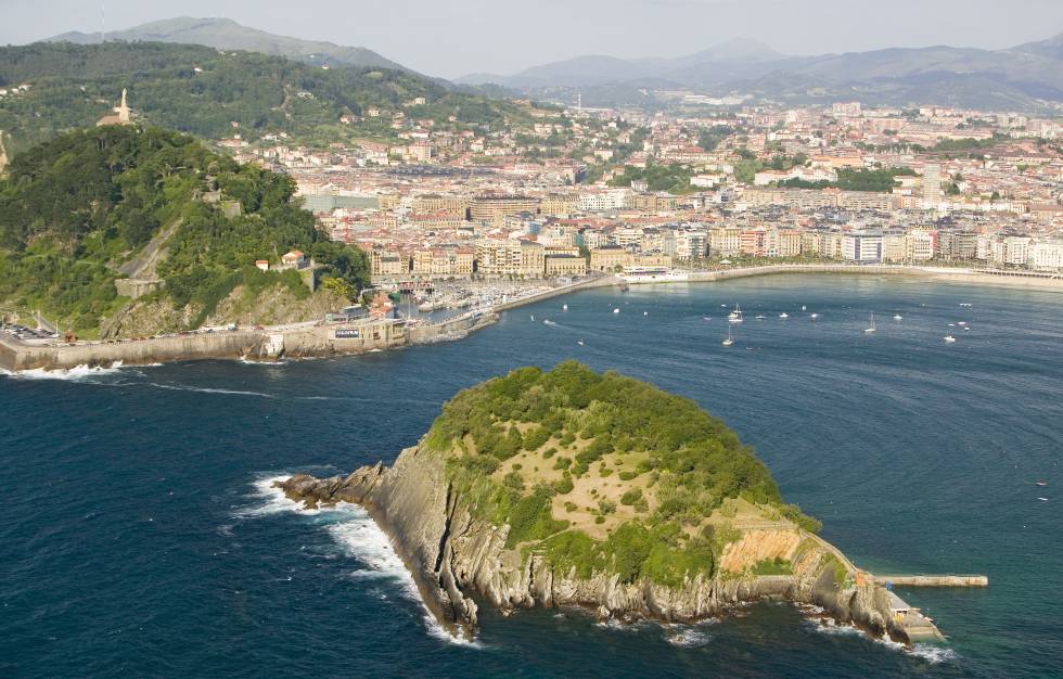Panorámica desde el monte Igueldo, con la isla de Santa Clara, en primer término, y la bahía de la Concha, en San Sebastián.