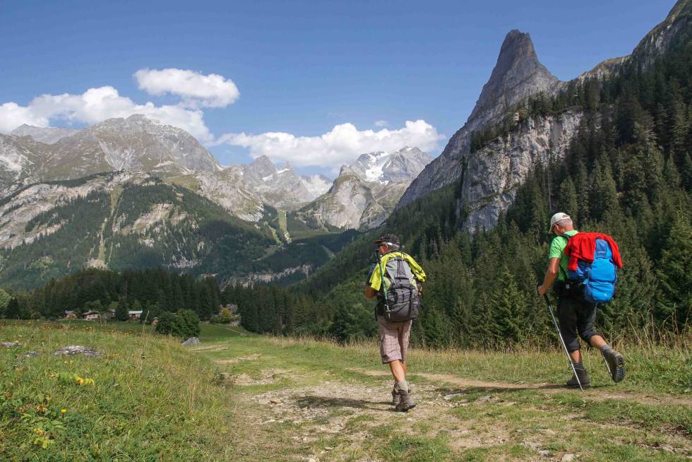 Dos excursionistas atraviesan el valle de Chaviere camino de la montaña de la Grande Casse, en el parque nacional de la Vanoise, en los Alpes franceses.
