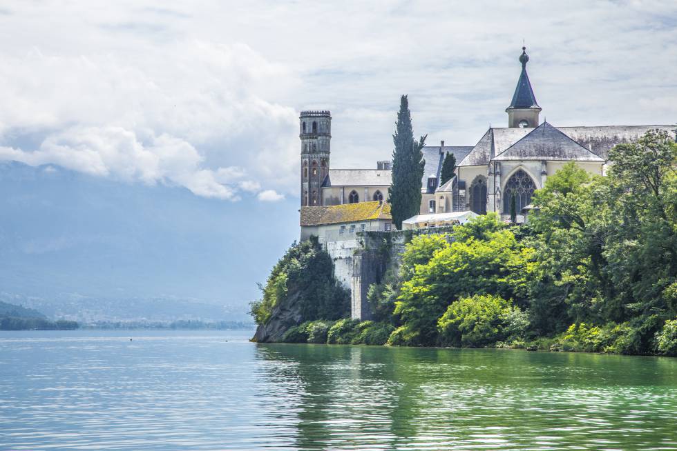 La abadía de Hautecombe, asomada al lago Bourget, en los Alpes franceses.