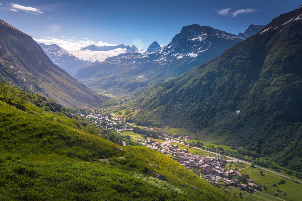 Una perspectiva aréa del pueblo alpino de Bonneval-sur-Arc, considerado uno de los más bonitos de Francia.