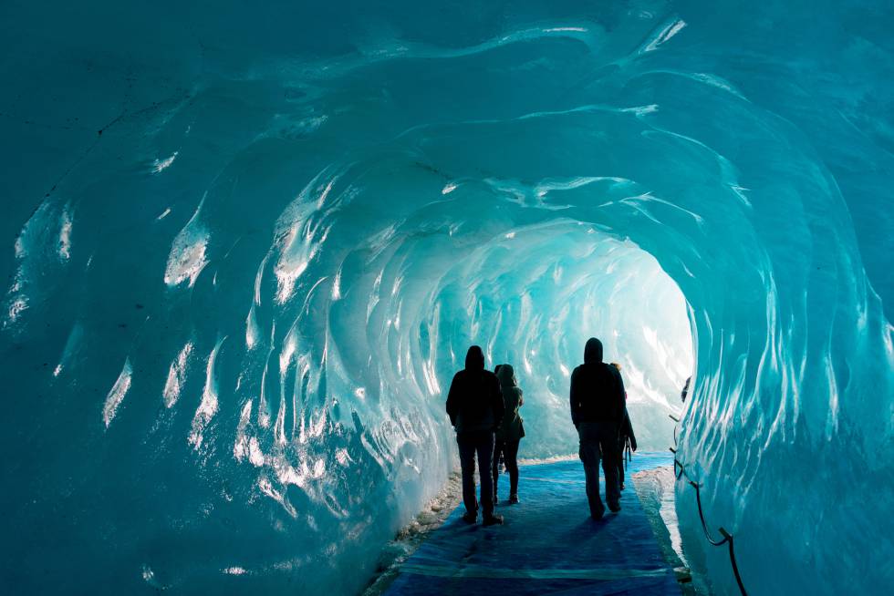 Un grupo de visitantes se adentra en la cueva de hielo del glaciar Mer de Glace, en el Mont Blanc (Francia).