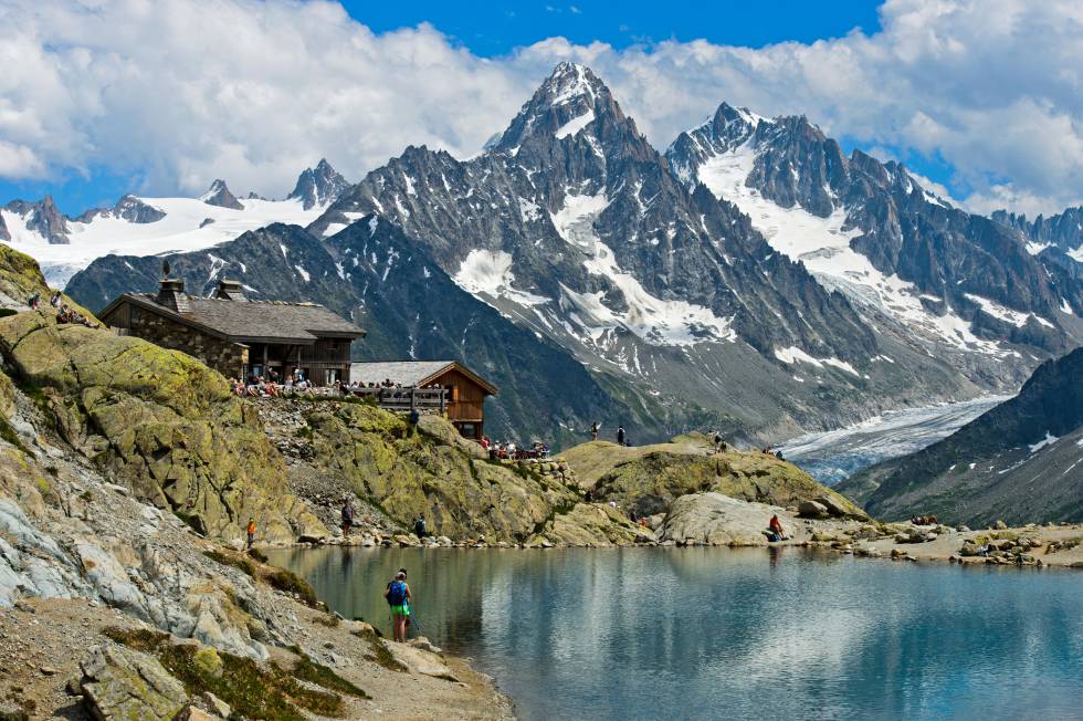 Refugio de montaña en el lago Blanc, en la reserva natural de las Agujas Rojas, en Chamonix. (Francia)