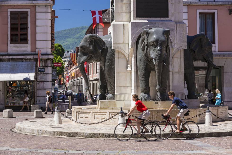 La fuente de los Elefantes, también conocida como 'Los cuatro sin culo', en el casco histórico de la ciudad francesa de Chambéry.