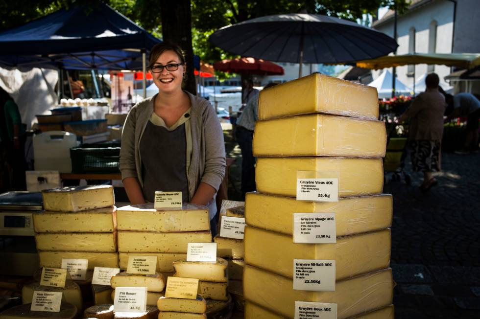 Puesto de quesos en el mercado de Gruyères.