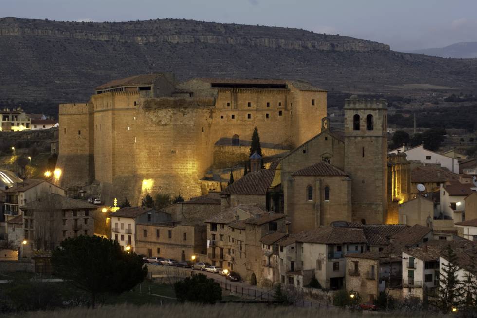 Conjunto de castillo medieval e iglesia en Mora de Rubielos (Teruel).